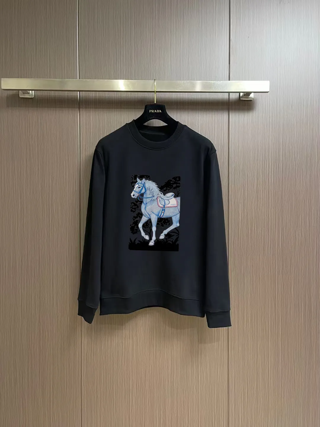 Hermès 2026FW Autumn and Winter New Arrival round neck sweatshirt, simple yet stylish Retro, custom terry fabric, solid feel, very classy, ​​close-fitting, soft and delicate, very refined and tasteful, in line with the current trend aesthetic. Size Shoulder width Chest Sleeve length Clothes length M: 48 53 57.5 64 L: 49.5 55 59 66